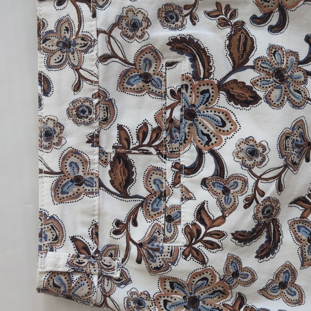 NWT a.n.a. Floral Mid-Rise Shortie Shorts 10 Brown Blue Beige Pockets - Picture 13 of 13